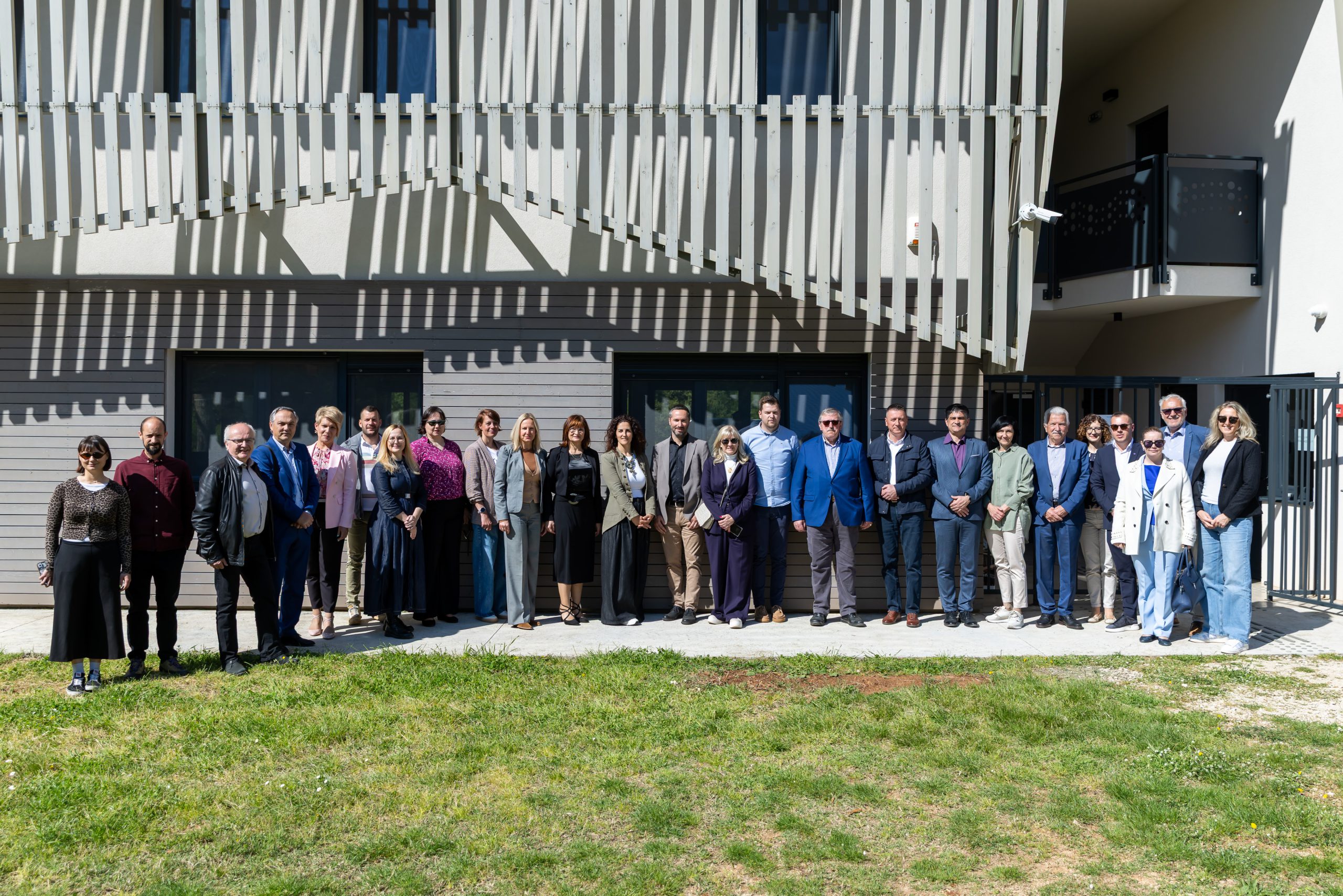 Grupna fotografija sudionika kick-off meetinga projekta IstraECOinclusive u Znanstveno-edukacijskom centru (ZEC) Kontija u Vrsaru.