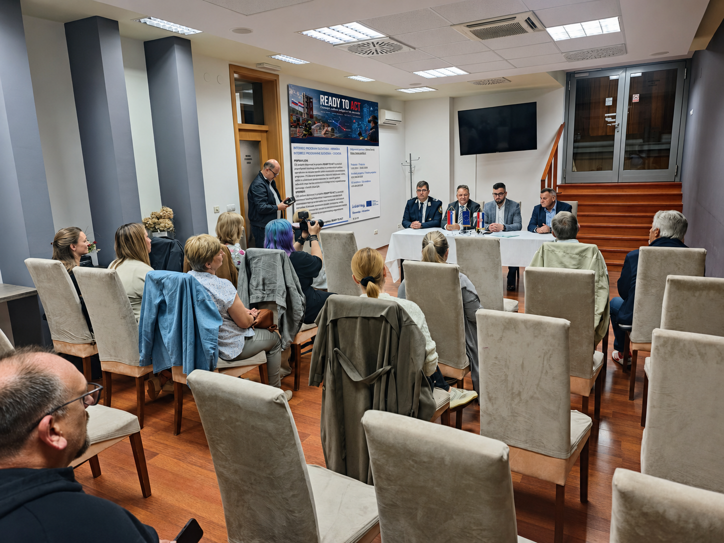novinarska novinarska konferenca in vsi prisotni