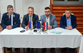 predstavniki partnerjev projekta pred podpisom pogodbe