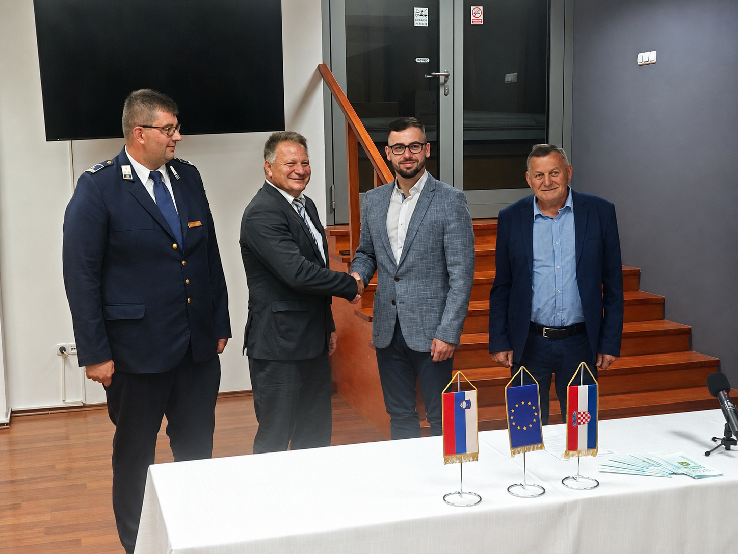 novinarska konferenca (3) predstavniki partnerjev projekta in župana, ki se rokujeta
